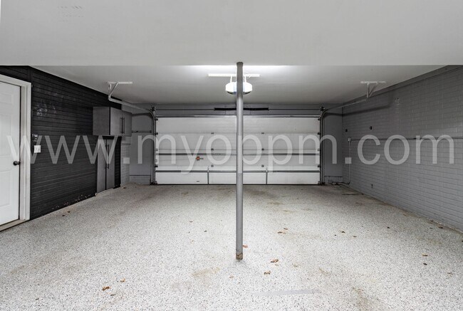 Building Photo - Stunning 3 Bedroom / 2 Bathroom Home | Mil...