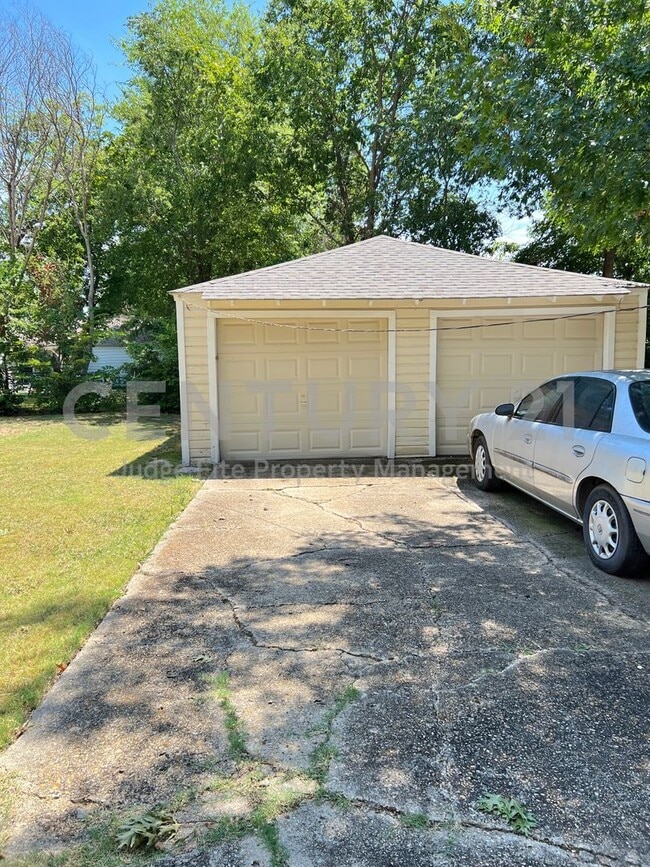 Building Photo - Cozy and Affordable 1/1 Duplex in Denton F...