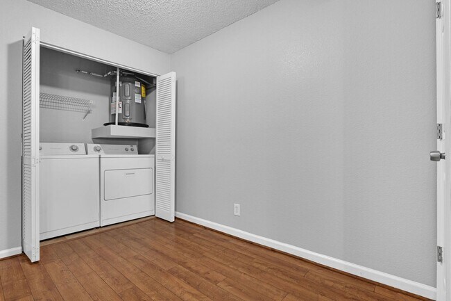 Building Photo - 1/1 Condo in Gated Lakefront Community ~ Laminate Flooring and Brand-New SS Appliances!!