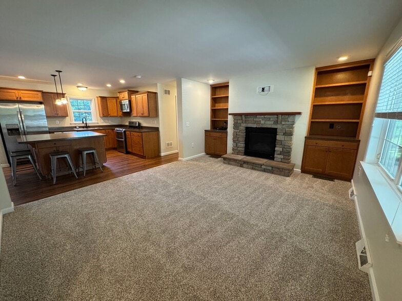Building Photo - 2094 Fieldcrest Dr