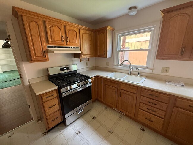 Building Photo - 3025 Greenbrier Ave