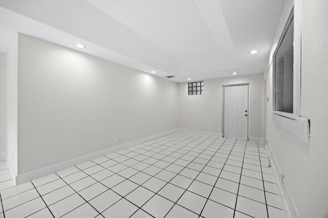 Building Photo - 1828 N Palmway