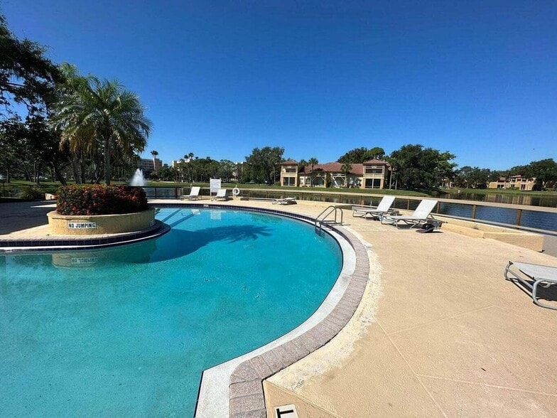 Building Photo - 4751 Via Palm Lakes