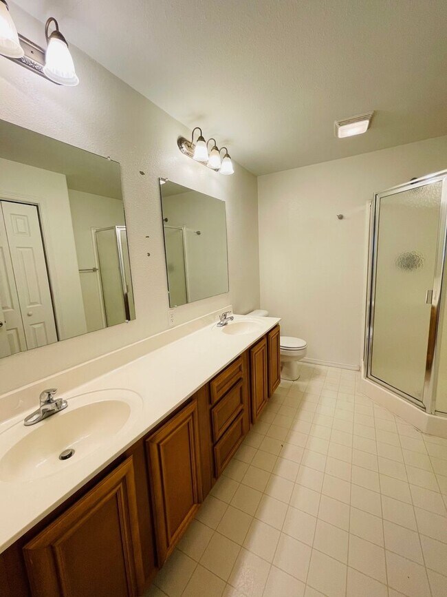 Building Photo - Great Duplex