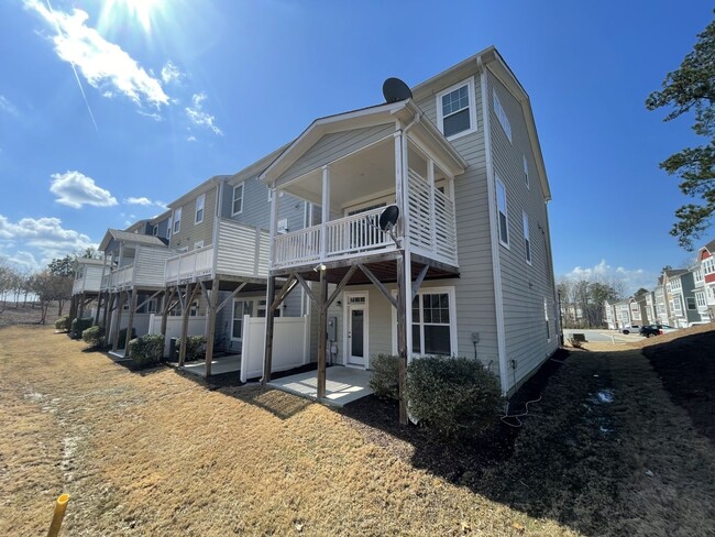 Building Photo - 3 Bd 3.5 Ba end unit townhouse