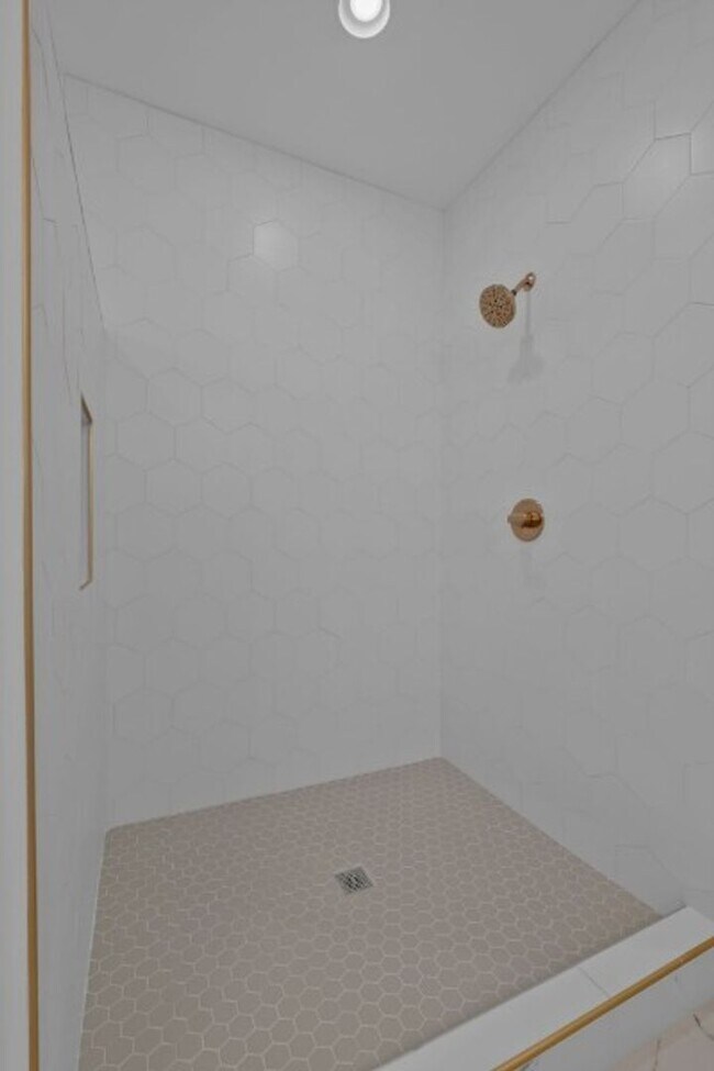 Building Photo - FOR LEASE - NEW BUILD TOWNHOME LOCATED IN ...