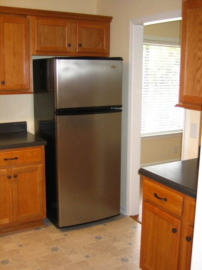 Building Photo - Great townhome near Crabtree Valley Mall