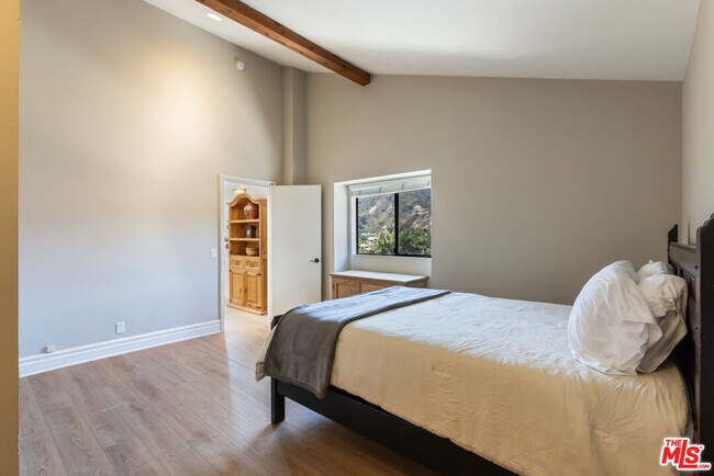 Building Photo - 1541 Palisades Dr