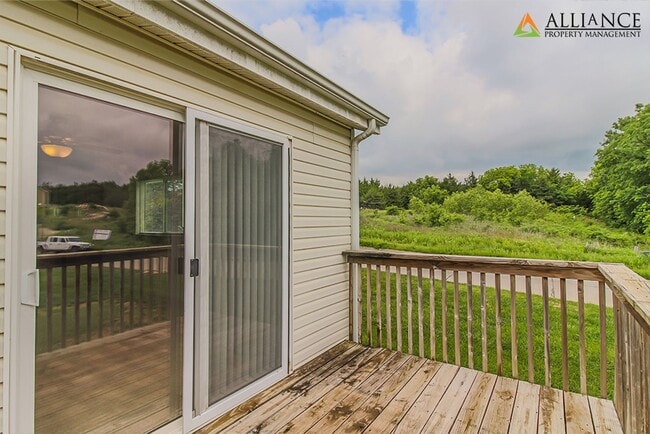 Building Photo - Balcony & Walkout Basement!