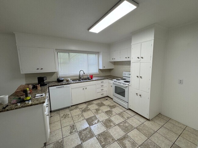 Building Photo - Beautiful Central Waco Home