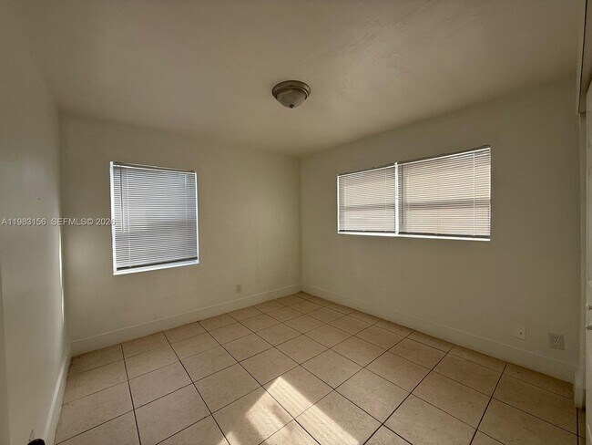 Building Photo - 1513 NW 15th Ave