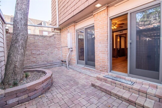 Building Photo - 452 N Post Oak Ln