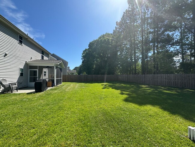 Building Photo - Beautiful home! Minutes to Surf City!
