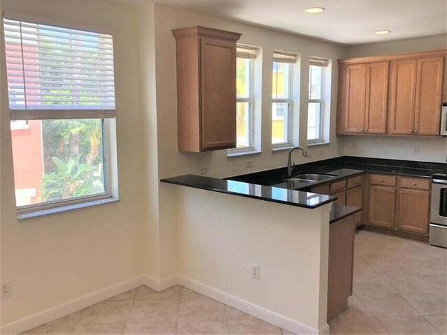 Building Photo - 433 Amador Ln