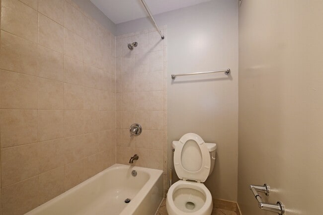 Building Photo - Updated top floor 2br with vaulted ceilings, two balconies and treed views!