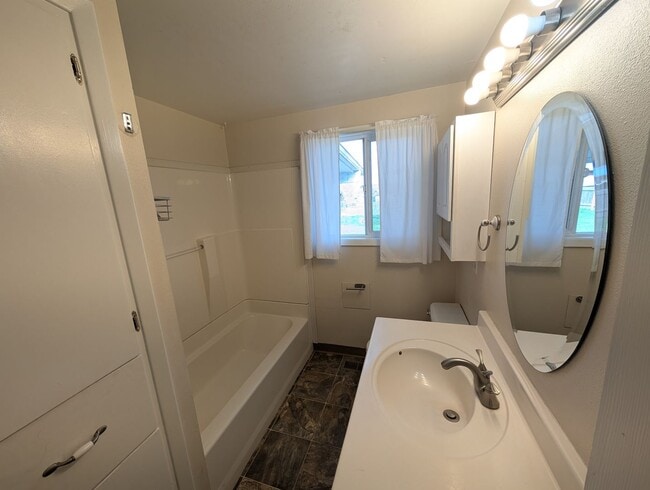 Building Photo - Light & bright 3 bedroom Orchards house