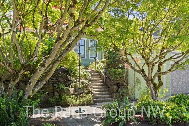 Building Photo - Exceptional Green Lake 3BR * Gorgeous In &...