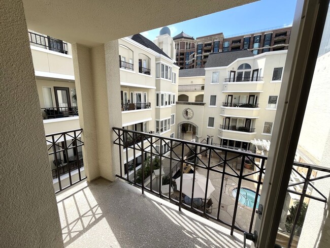 Building Photo - $1,000 OFF First Month's Rent! 2BR/2BA Dow...