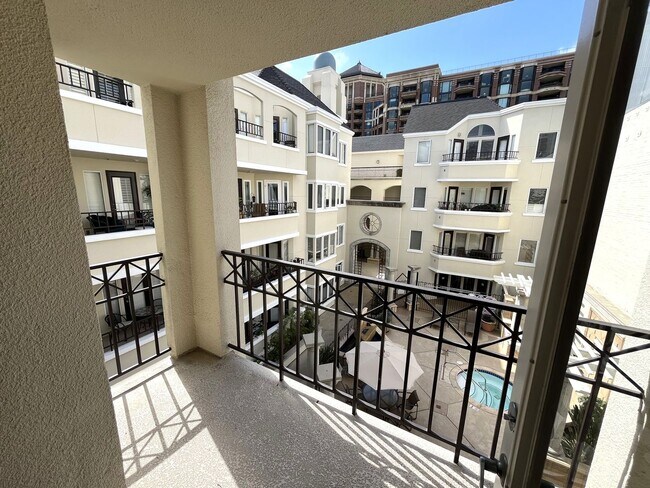 Building Photo - $500 OFF First Month's Rent! 2BR/2BA Downt...