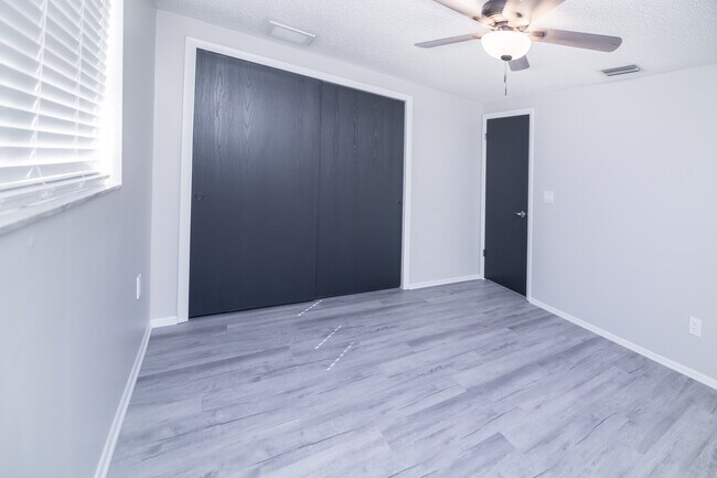 Building Photo - 6443 Lomand Ave