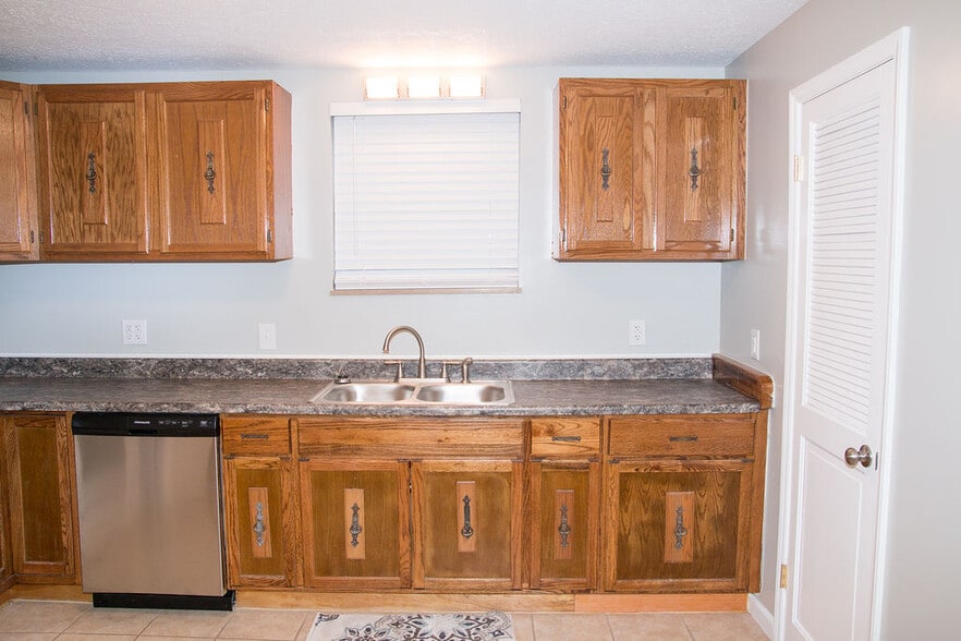 Building Photo - 809 Diamond Ct