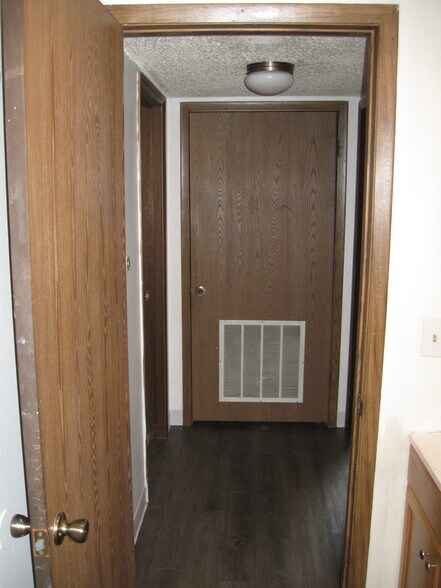 Building Photo - 507 W White St