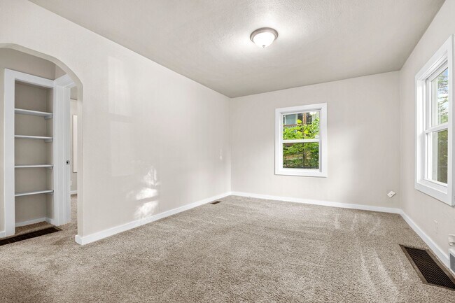 Building Photo - 2 Bedroom for Rent in Des Moines