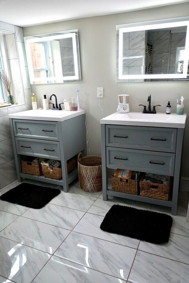 Double vanities in master bathroom - 1532 Belva Ave