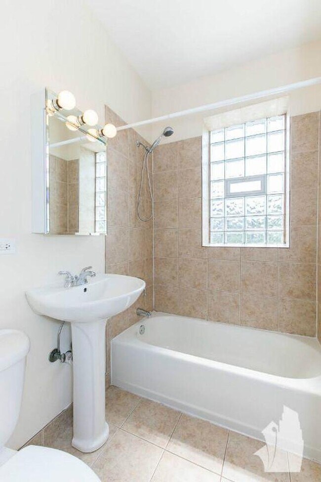 Building Photo - 2 bedroom in Chicago IL 60613