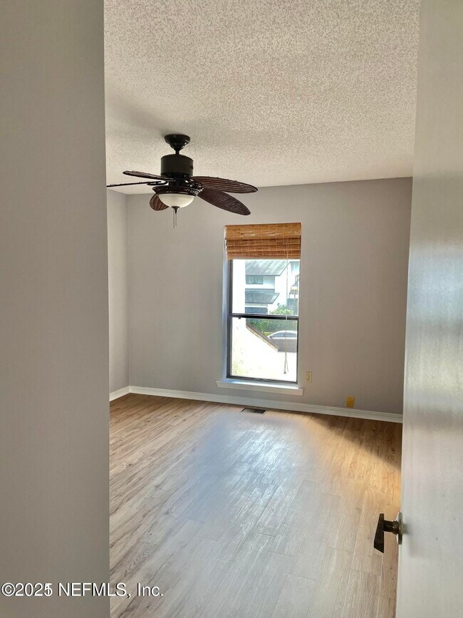 Building Photo - 1185 W Romaine Cir