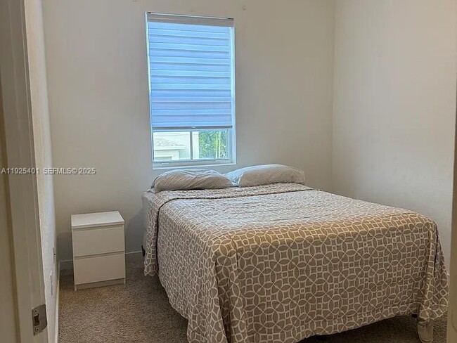 Building Photo - 4930 NE 4th St