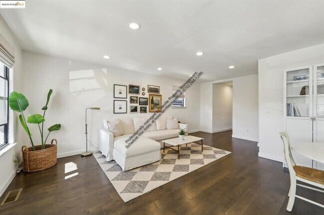 Building Photo - 3360 Arizona St