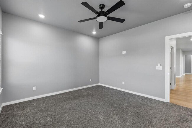 Building Photo - 4930 Meadow Dr