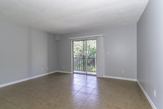 Building Photo - Spacious 1/1 unit walking distance to Walm...