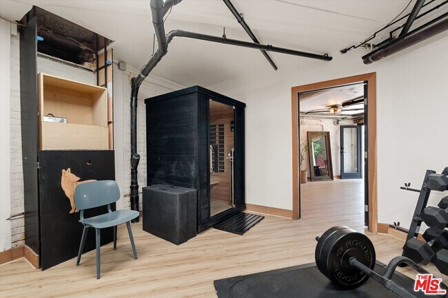 Building Photo - 2700 Glendower Ave