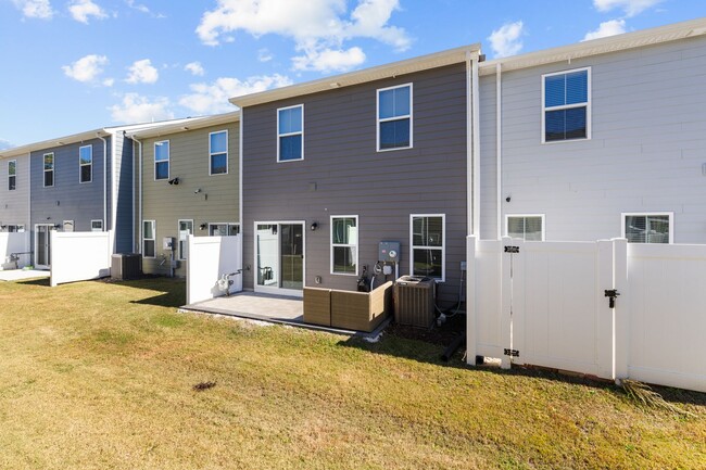 Building Photo - Modern Living in the Heart of Chesapeake.