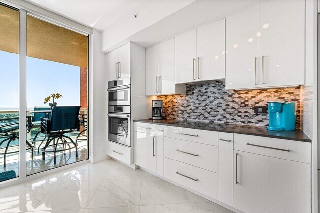 Building Photo - 2640 Lake Shore Dr