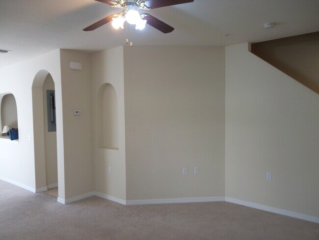 Building Photo - BEAUTIFUL TOWNHOME IN GATED COMMUNITY