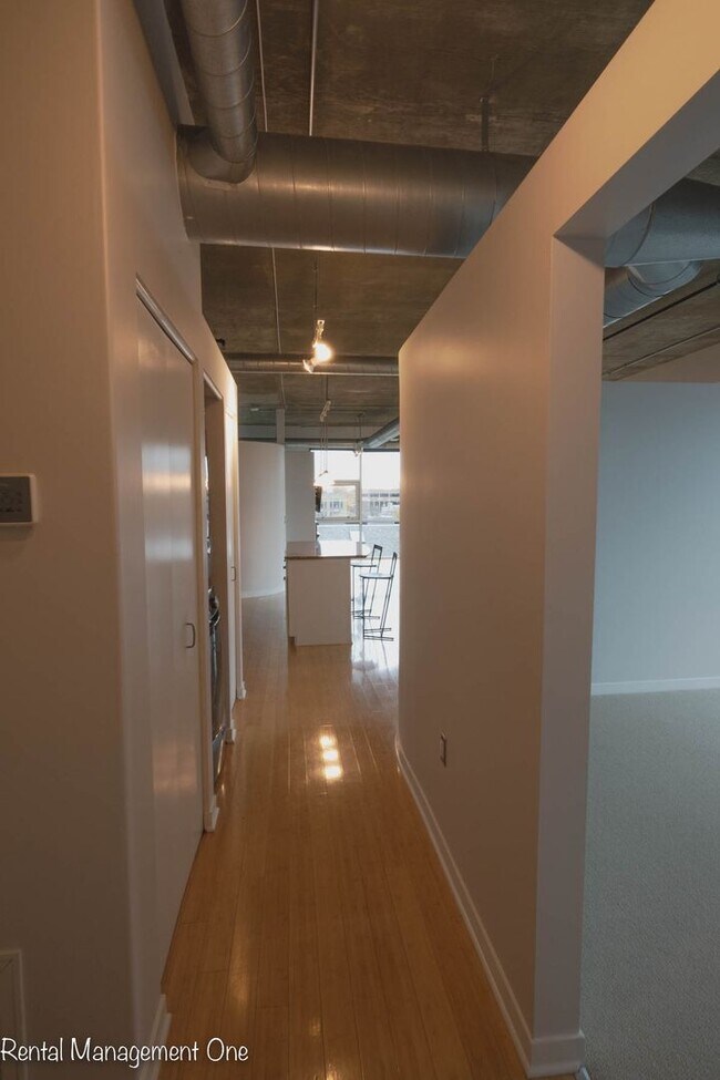 Building Photo - Downtown ROYAL OAK LIVING - 2 bed/2 bath - A CORNER WITH A VIEW!