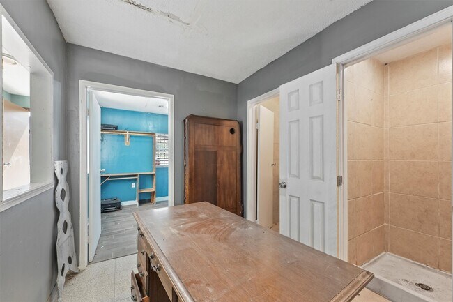 Building Photo - 5621 Haywood St