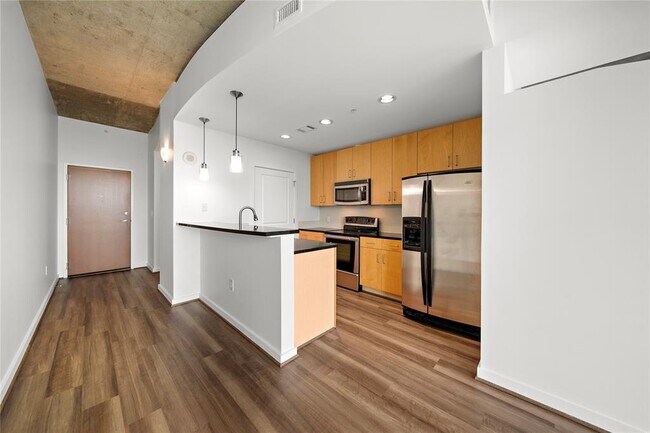 Building Photo - 5925 Almeda Rd