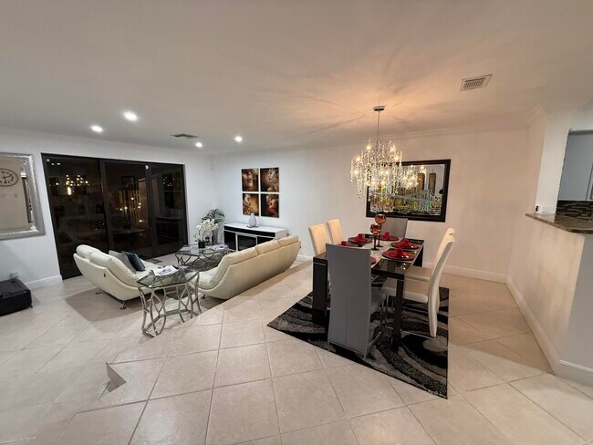 Building Photo - 12394 Westhampton Cir