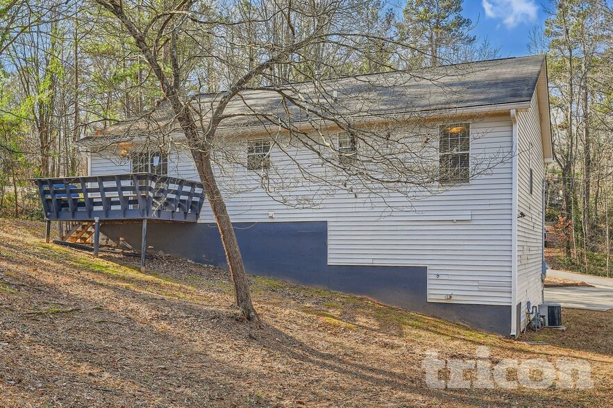 Building Photo - 208 Pine St