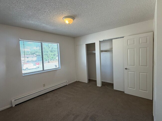 Building Photo - 460 Topaz Dr