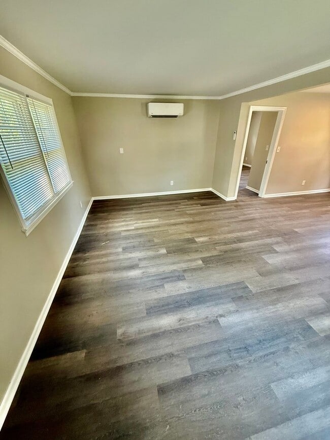 Building Photo - Extra Large One Bedroom House