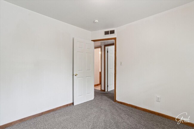 Building Photo - 3 bedroom ranch $1250 - Lease Special