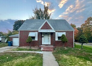 Building Photo - Three bedroom in Alton