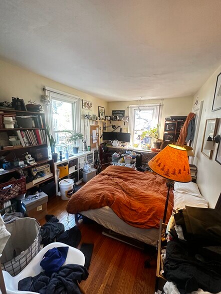 Building Photo - 5 Day St