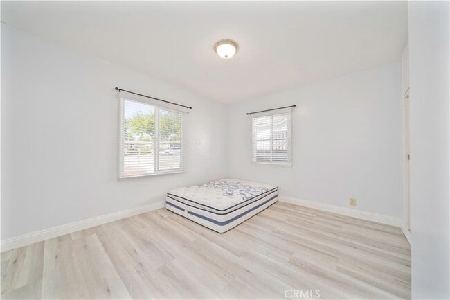 Building Photo - 204 Elm St