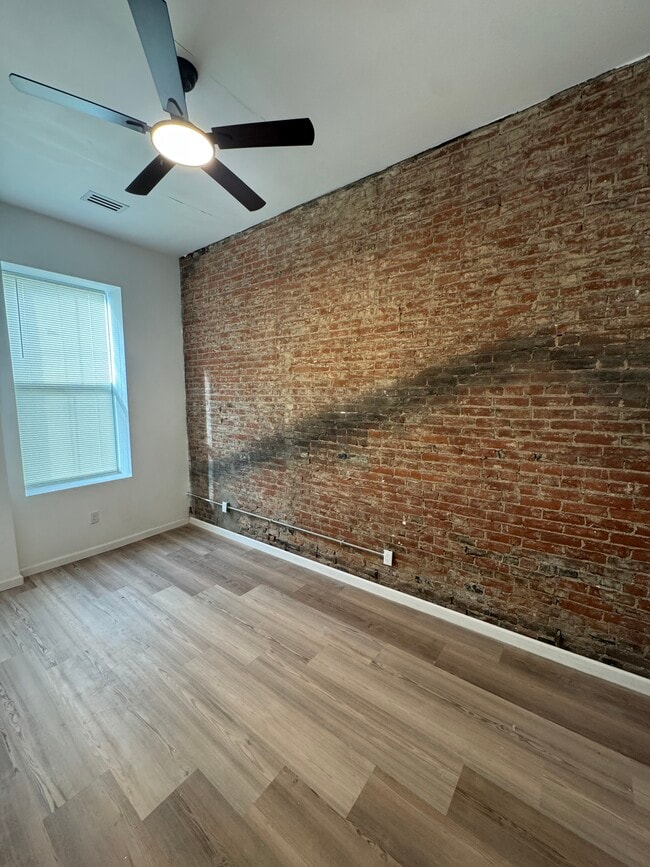 Building Photo - 839 S Jackson St